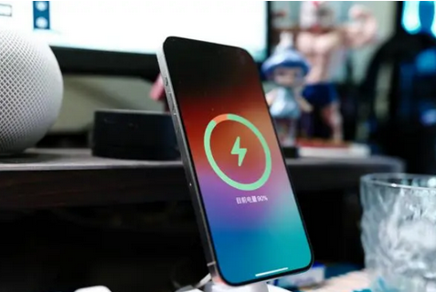 南康苹果15换屏服务分享用什么充电器给iPhone15充电更好 